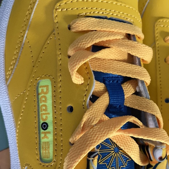 Size 5 Reebok minion edition - Picture 3 of 7